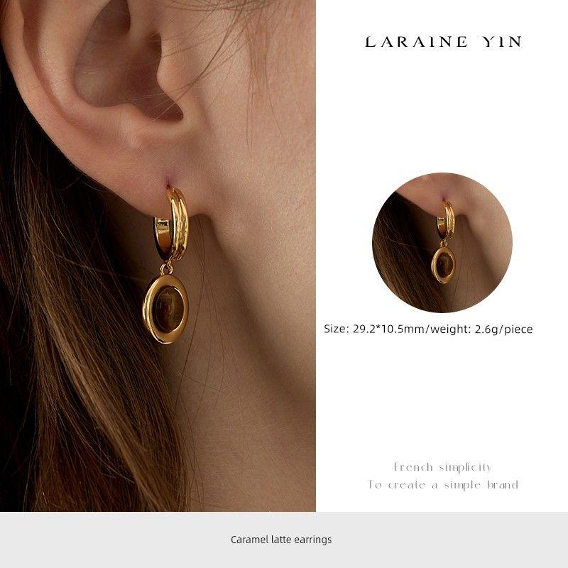 

Laraine Yin Maillard Tiger Eye Stone Pendant Necklace European and American Style Layered Clavicle Chain for Autumn and Winter Sweaters, 18K Plated Caramel Latte Earrings