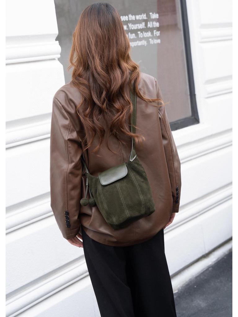 Herbst/Winter Umhängetasche mit Überschlag aus mattiertem Rindsleder für Damen