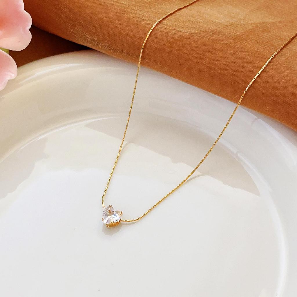 Złoty naszyjnik ze stali nierdzewnej: Elegancka, Wszechstronna, Nieblaknąca Biżuteria Damska