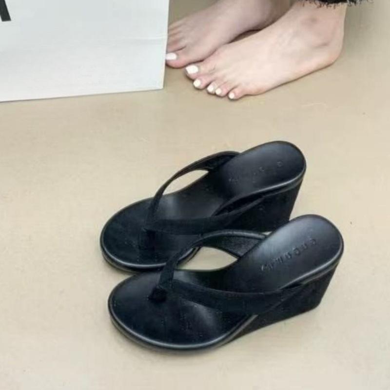 Sommer 2025 neue Nische Dicksohlige Zehenerhöhende kleine Sandalen mit Keilabsätzen und High Heels mit Füßen. Zehentrenner für Damen
