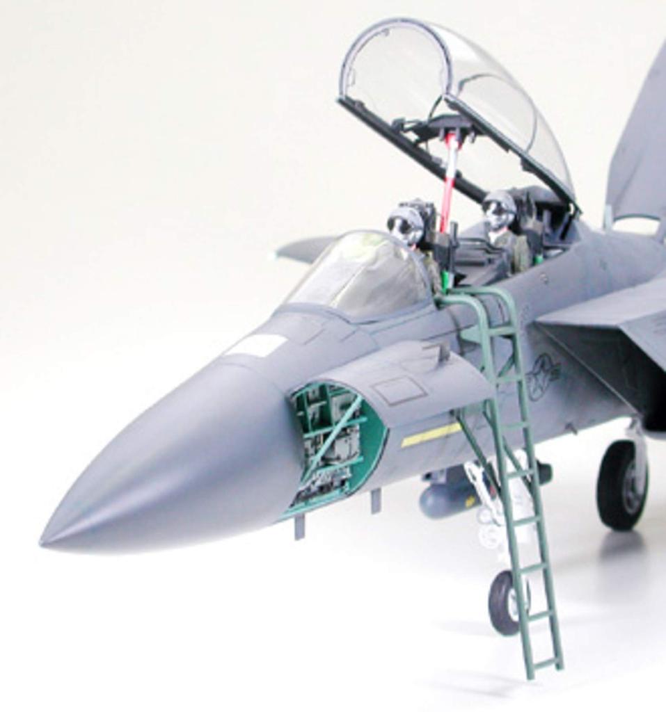 Tamiya 1/32 Aircraft Series No. 12 U.S. Air Force Boeing F-15E Strike Eagle Bunker Buster Plastic Model Kit 60312