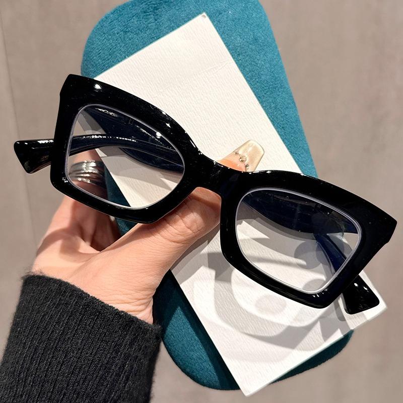 Large-Frame Anti-Blue Light Reading Glasses with Spring-Loaded Temples for Women Stylish and Comfortable Reading Glasses