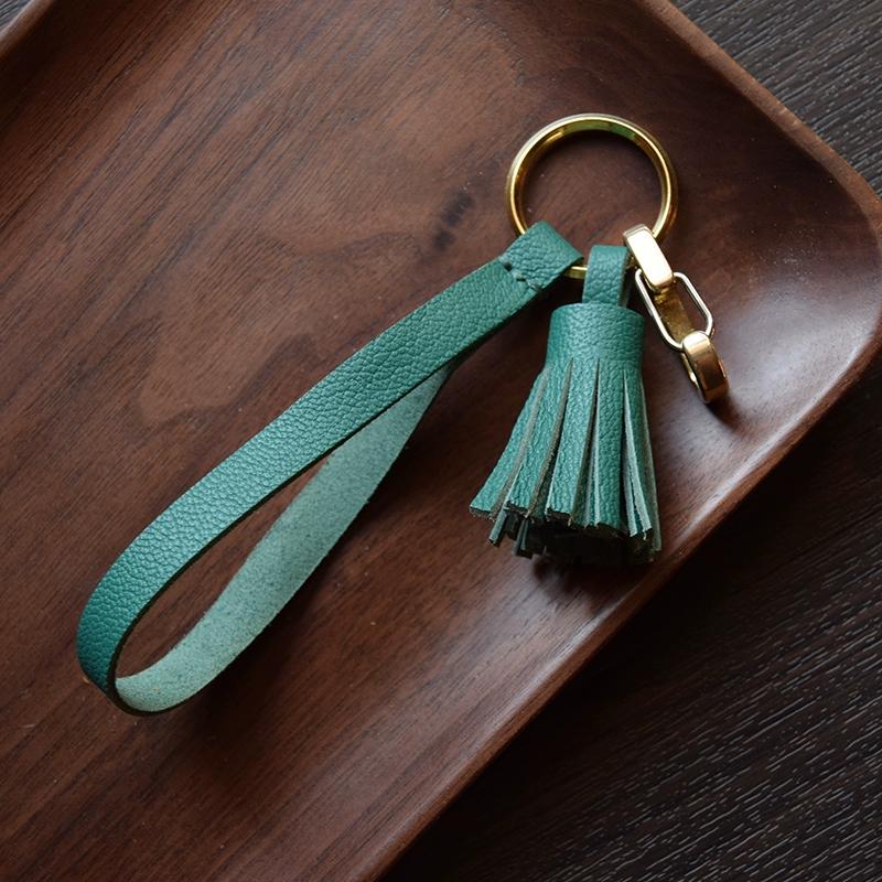 Originální francouzský kozí semišový ručně vyrobený střapec, přívěsek na klíče od auta, ozdoba dámské kabelky, zakázková dárková klíčenka.