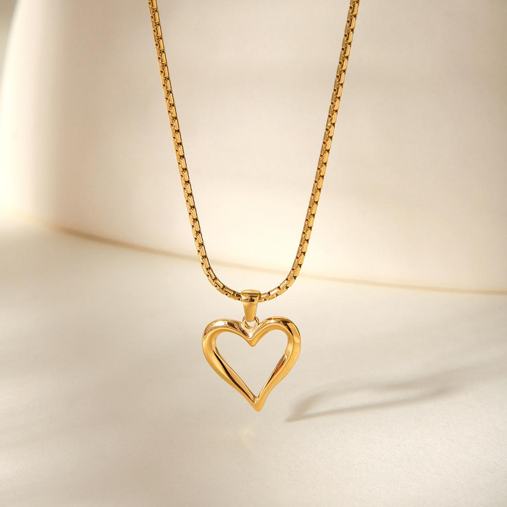 Fashion Hollow-Out Heart Pendant Necklace For Women Stainless Steel Chain Jewelry Fade-Resistant Elegant Gift