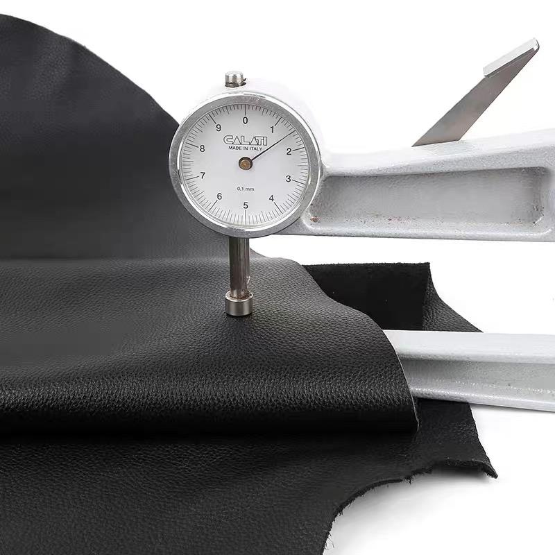 Black cowhide leather lychee pattern soft bag sofa head layer cowhide fabric leather fabric whole piece leather fabric