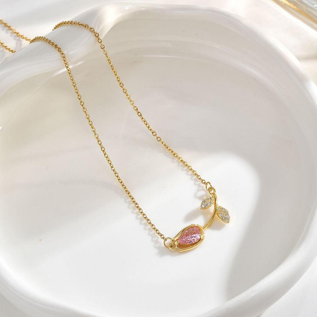 Collier Clavicule Rose Pâle Acier Titane - Ne se décolore pas, Luxe Léger, Design de Niche, Bijou Polyvalent pour Femmes.