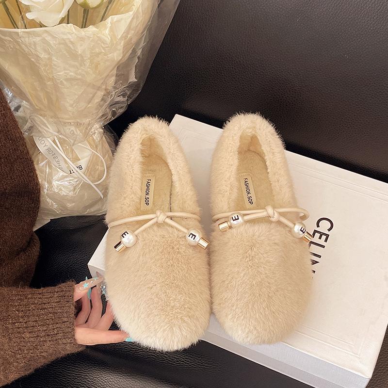 Women wearing Mao Mao shoes outside 2025 autumn and winter new late evening wind pedal warm soft-soled Doudou shoes women's flat cotton shoes