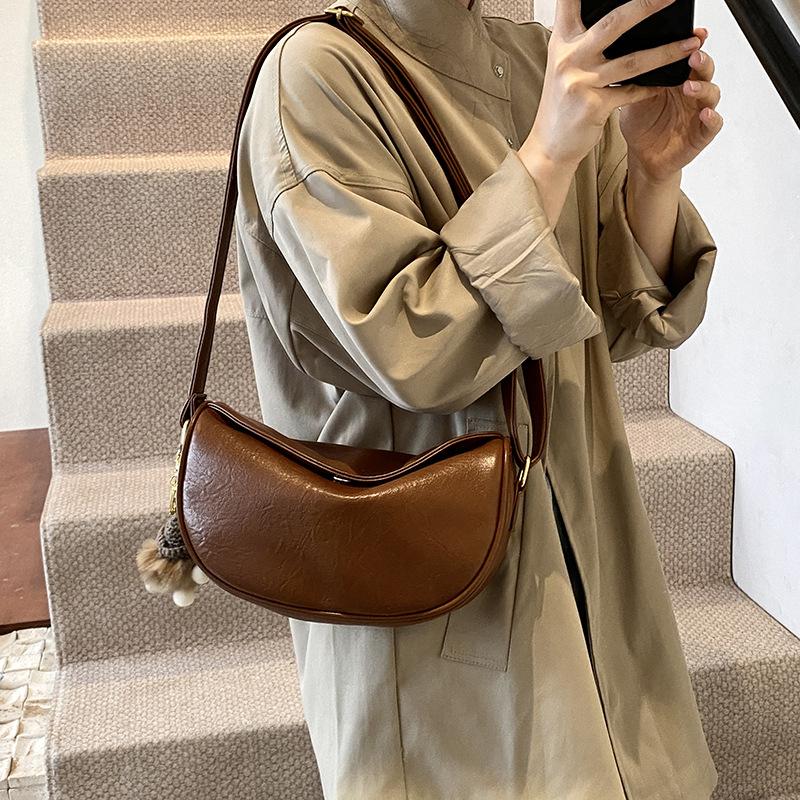 Retro Popular Bag Women's New Niche Design Commuter Shoulder Bag High-end Fashion Messenger Dumpling Bag