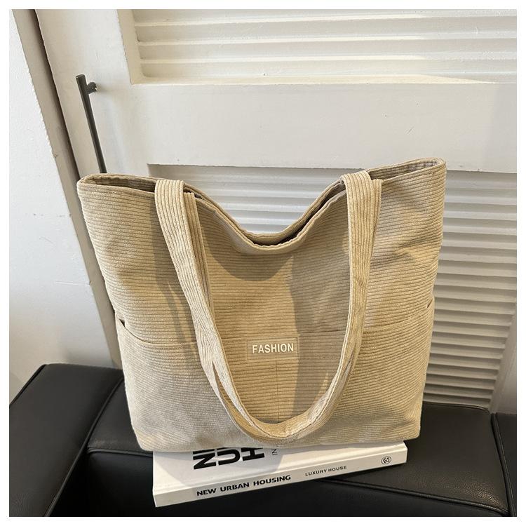 

Высокая текстура, простая иностранная однотонная универсальная сумка, женская сумка, весна 2024, новый нишевый дизайн, сумка через плечо подмышкой хаки