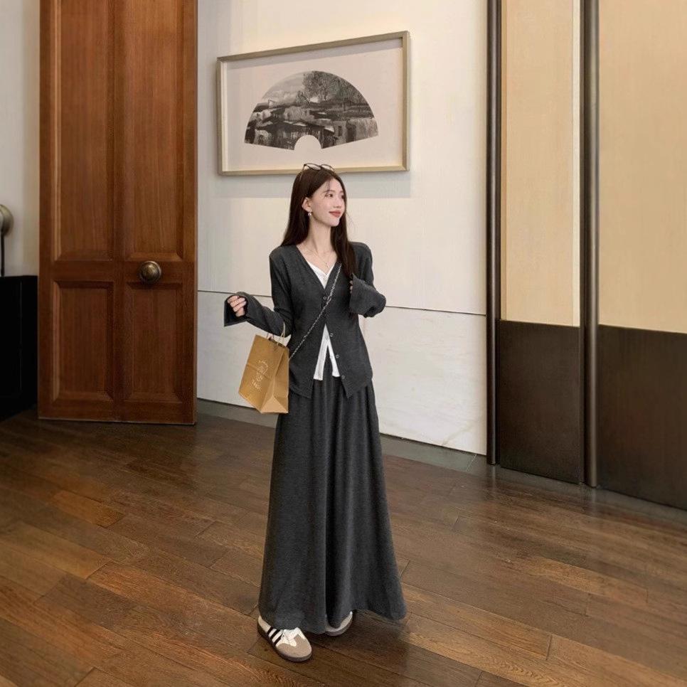 Wear a whole set of early autumn atmosphere, high-end knitted dresses, children's suits, new long dresses.