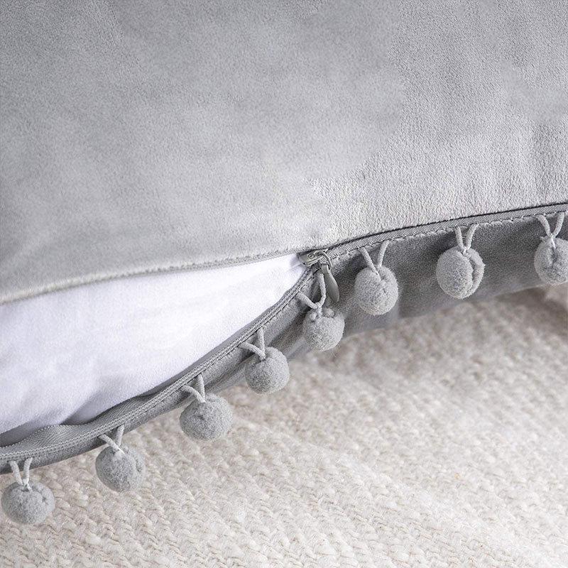 Poszewka na poduszkę Nordic Velvet Ball Lace z akcentami futrzanymi