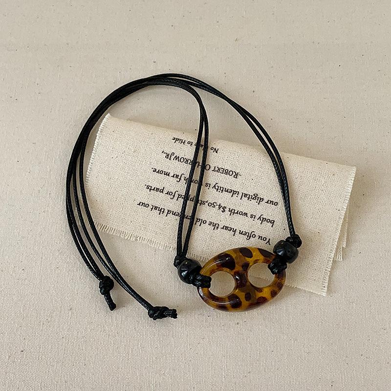 

Подвеска в виде свиного носа из смолы с леопардовым принтом, черное ожерелье из веревки для женщин, нишевый дизайн, модная универсальная цепочка на шею, цепочка на свитер