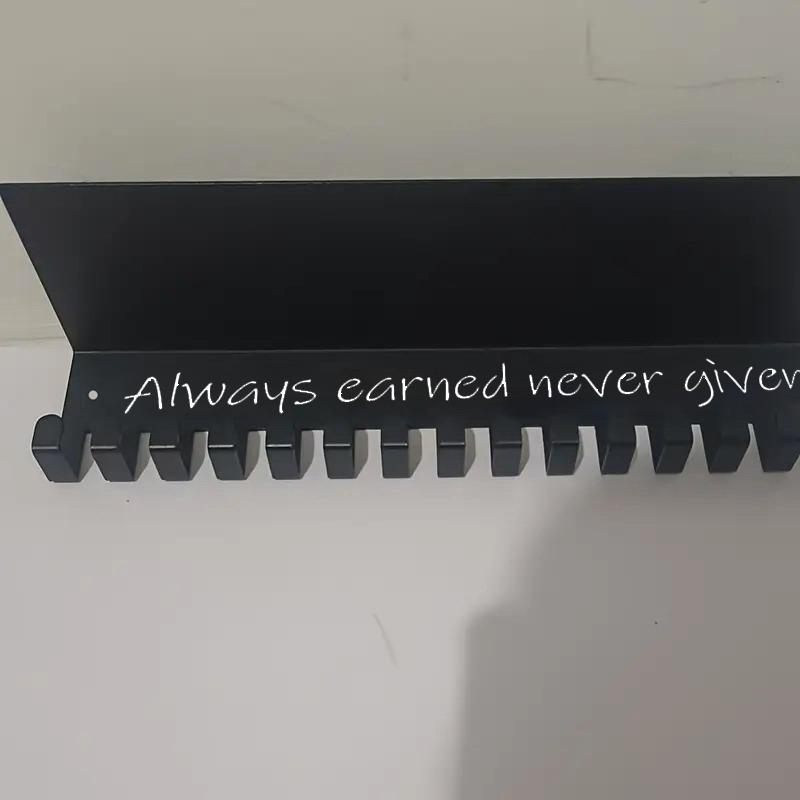 Wandmontiertes schwarzes Metall Trophäen-Ausstellungsregal Sport-Belohnungsorganisator Medaillenaufhänger mit 15 Haken Heimdekor Motivationsgeschenk