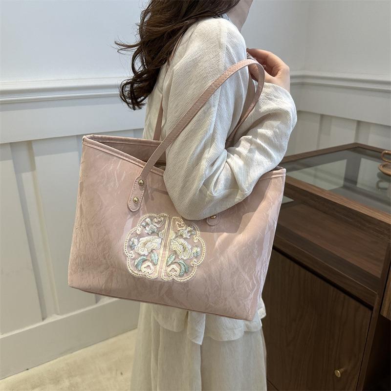 Casual beautiful bag women's spring and summer new commuter messenger bag niche personality portable tote bag