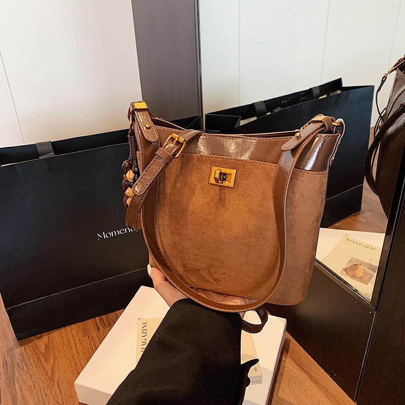 Frosted retro small bag women's autumn and winter 2025 new casual shoulder messenger bag popular bucket bag this year