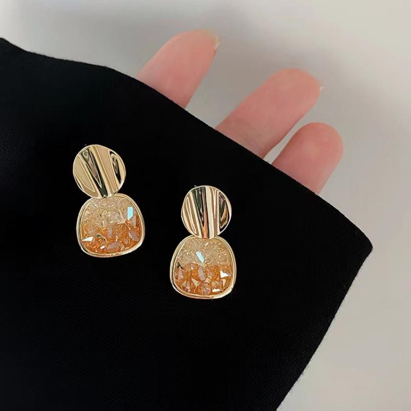 French elegance, high-end pearl super fairy stud earrings, personalized design, niche temperament, versatile and sweet earrings.