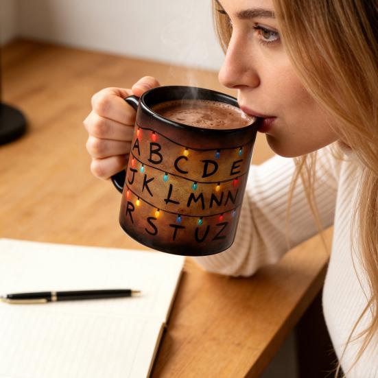 Keramický hrnek měnící barvu 11 oz Tepelně citlivý hrnek na kávu s designem vánočních světel Unikátní dárek pro fanoušky a milovníky kávy
