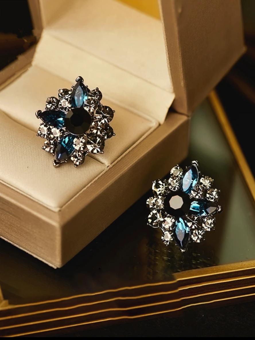 

Серьги-пусеты в придворном стиле с бриллиантами в виде цветка, средневековые винтажные серьги с темпераментом, серьги в стиле легкой роскоши с высоким чувством, персонализированные серьги