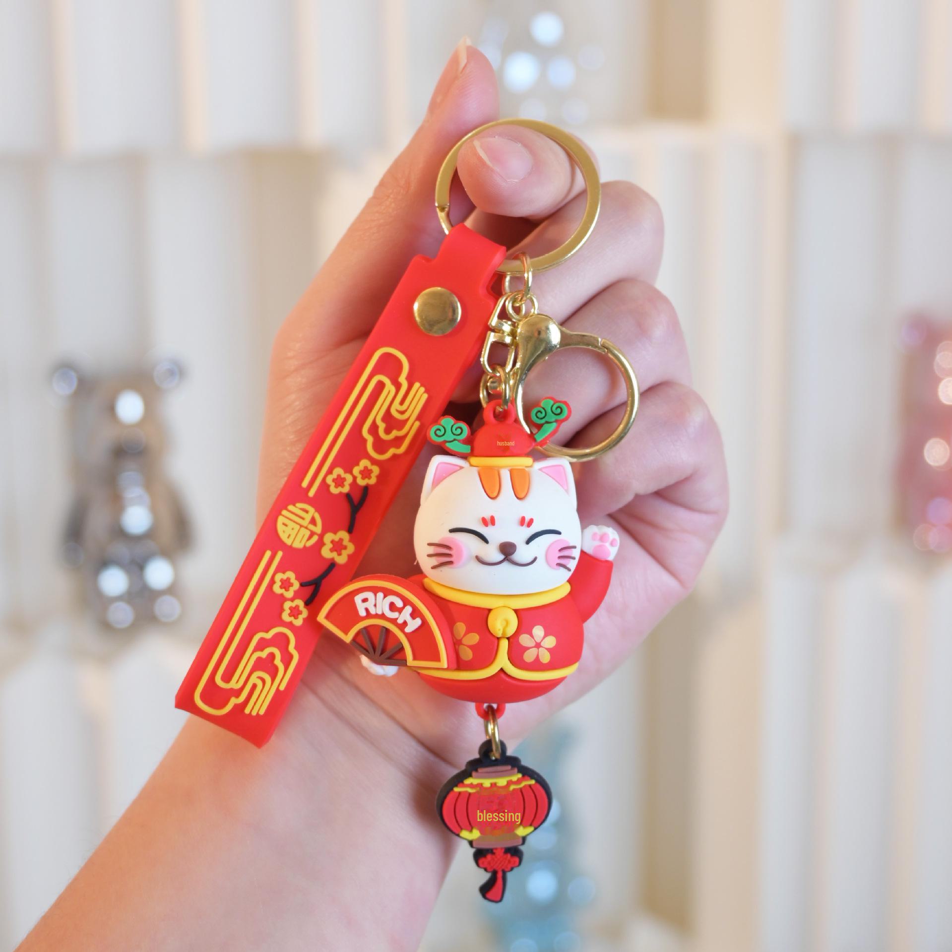 

Новогодний брелок в виде кошки на удачу в год Змеи: Праздничный кулон в подарок паре на праздник весны