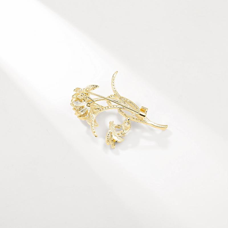 Bo Xin Yun Elegant Peony Pearl & Zircon Bee Brooch