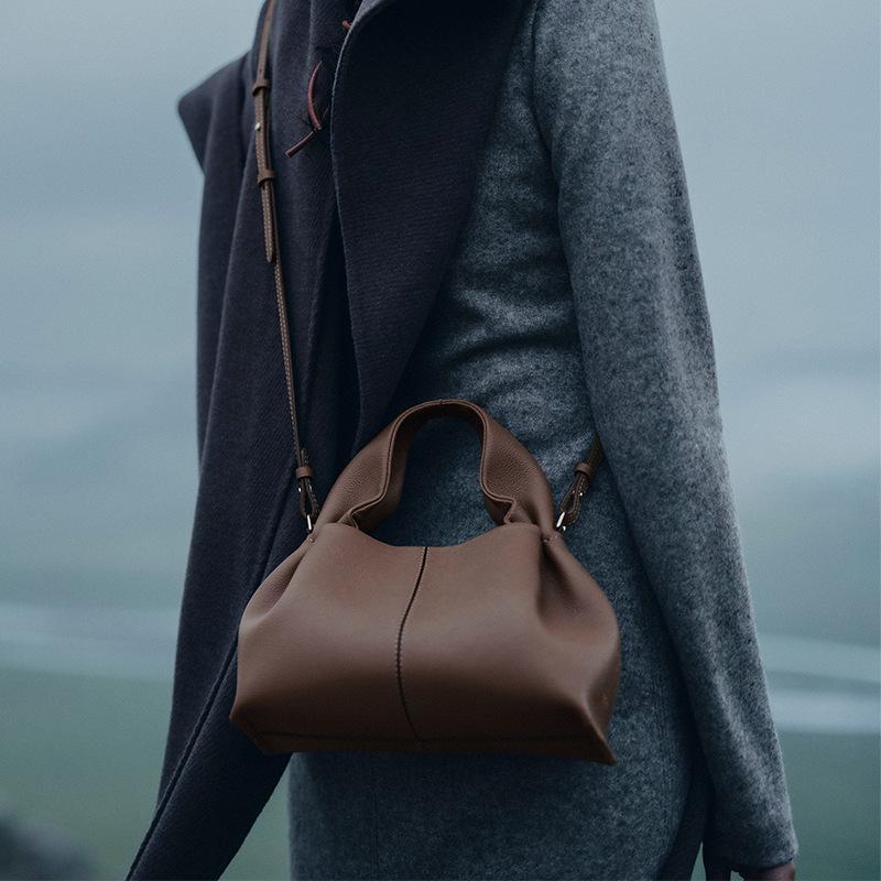 

Французская POEIVE Сумка-облако из натуральной кожи - Женская модная сумка-пельмень, стиль кроссбоди или на плечо Large: 32*16*19cm (885g)