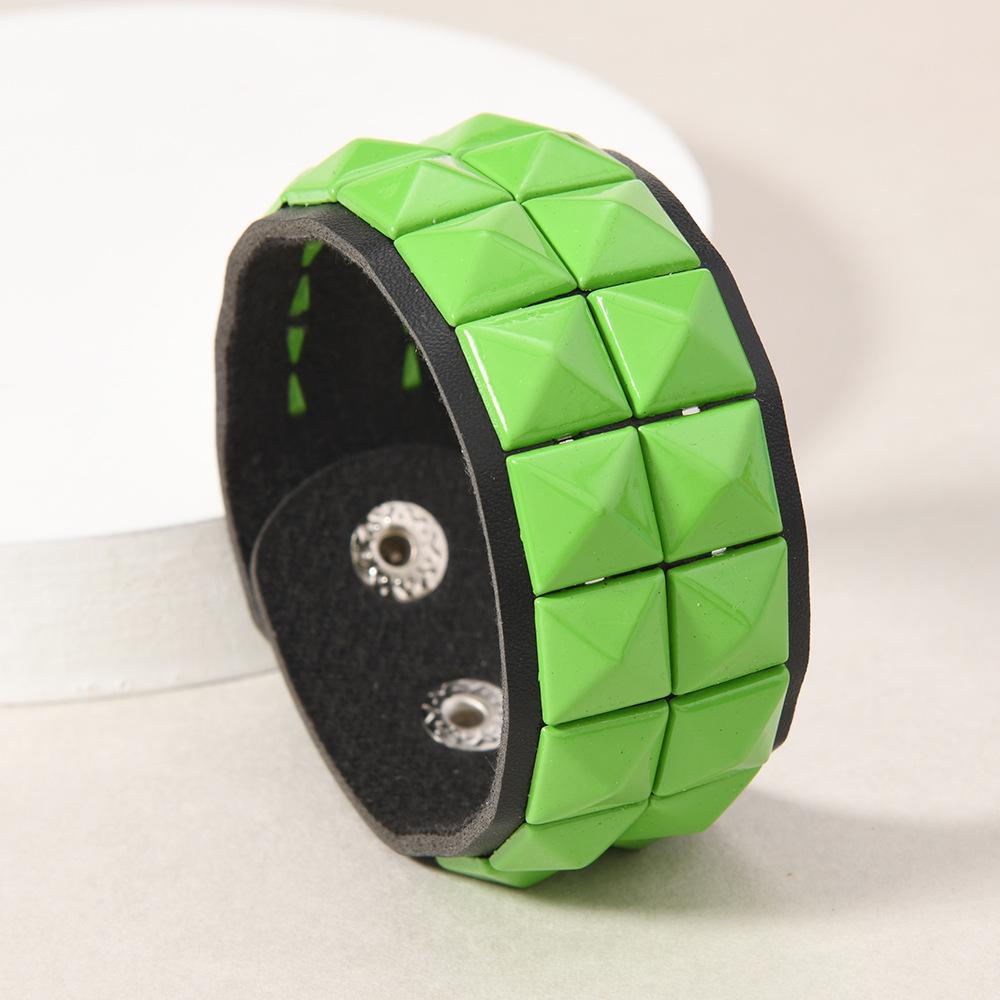 

Hip Hop Rock Wide Wrap Bangle Hand Rainbow Color Block Spiked Bracelet for Men Women Punk Rivet Leather Cuff Bracelets 22cm зелений
