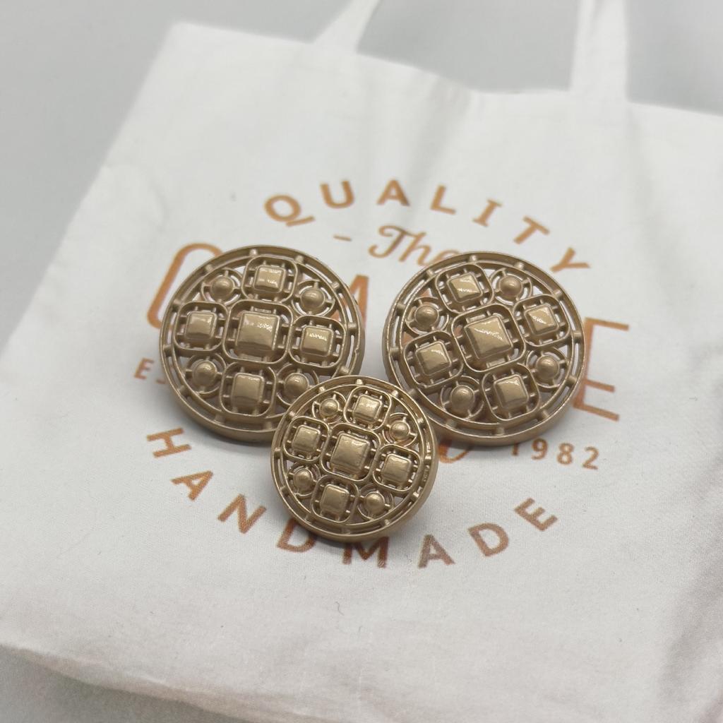 Neue Metall Sand Gold Kleine Weihrauch Wind Mantel Retro Windjacke Taste Hemd Dekorative Schnalle