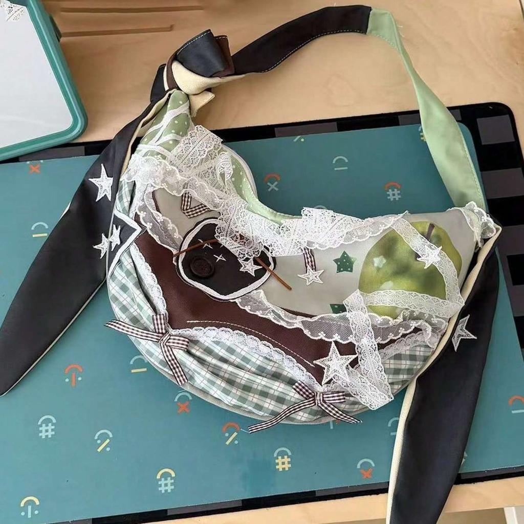 Grüne Apfelknödel, kombiniert mit einer schultertaschen-tote-bag im entspannten Stil mit spitzenmuster und passender farbe