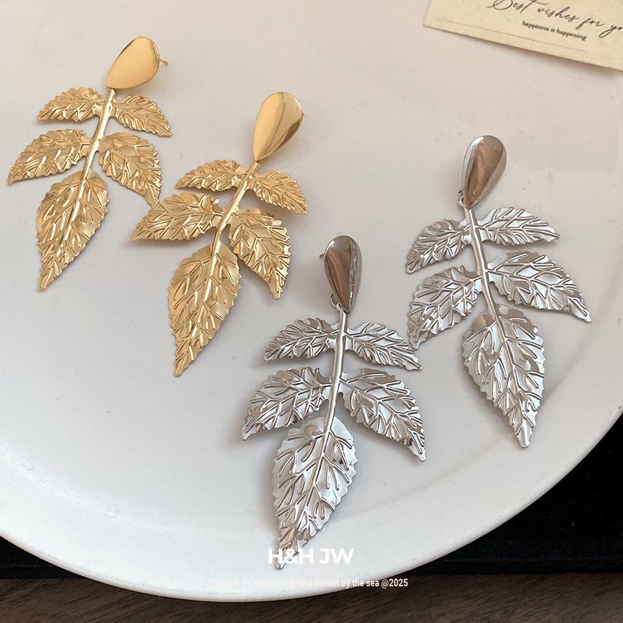 European and American Silver Needle Metal Pleated Leaf Pendant Earrings Fashionable Simple Stud Earrings Light Luxury High-end Earrings Women