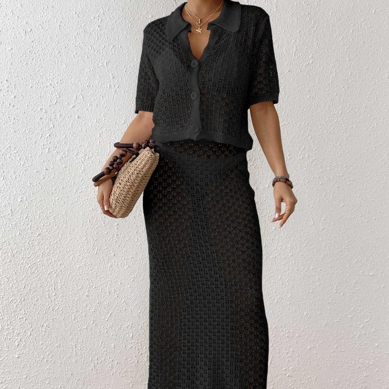 Dámský sexy dvoudílný oblek s výřezy, polokošilí, zapínáním na knoflíky, bundou a sukní