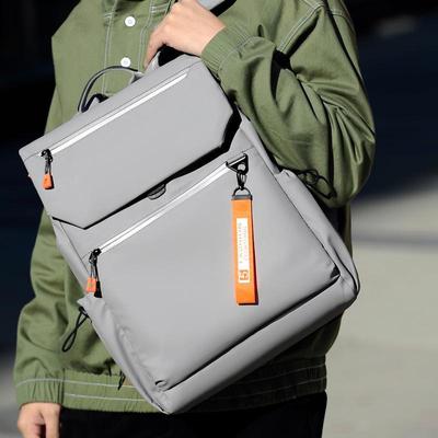 Modischer Rucksack für Herren: Leichte, großvolumige Business-Reise- und Computertasche.