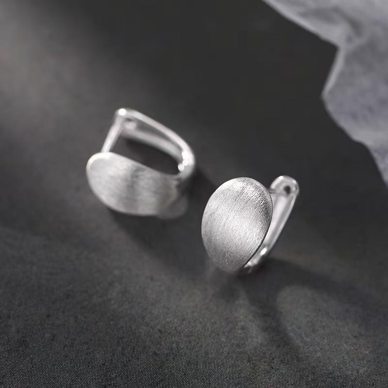 Drahtförmige Ohrstecker - Ein neuer und exklusiver Stil von Ohrsteckern, die vielseitig sind und eine raffinierte Ausstrahlung für Frauen ausstrahlen.