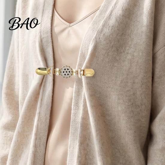 Cardigan Clip 2Pcs Vintage Sweater Clips for Women Girls, Retro Faux Pearl And Rhinestones Clips, Elegant Button Collar Pin Dresses Shawls, Adjustable
