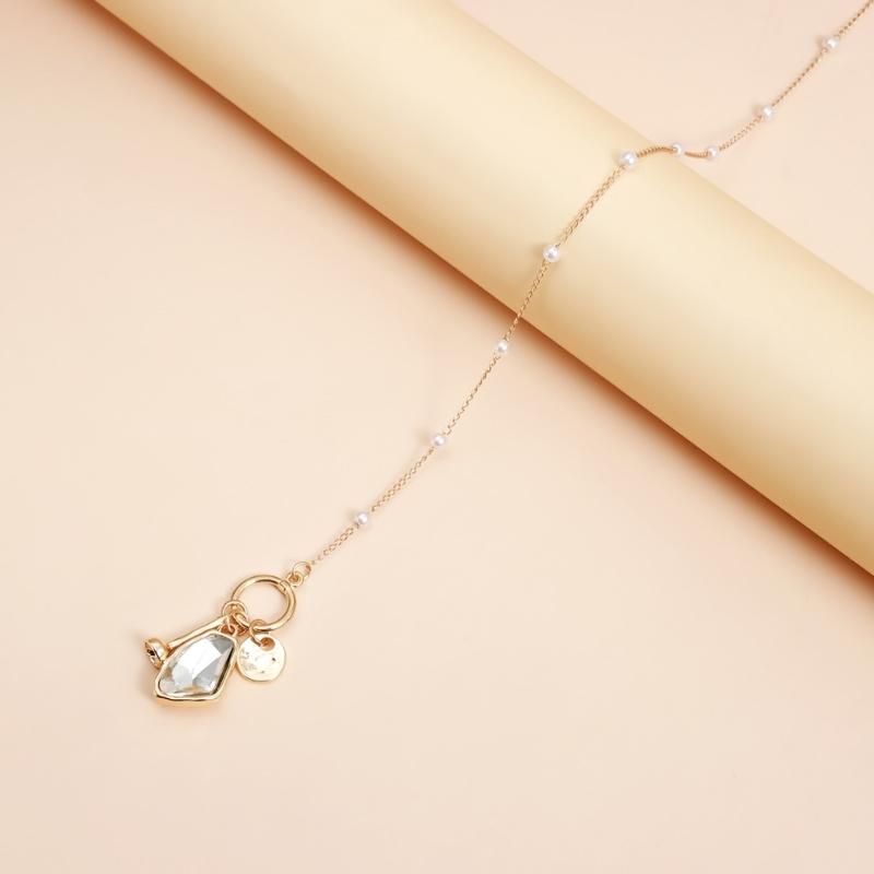 Elegant Geometric Cut Crystal Necklace With Adjustable Chain Length Feature Versatile Daily Jewelry Piece