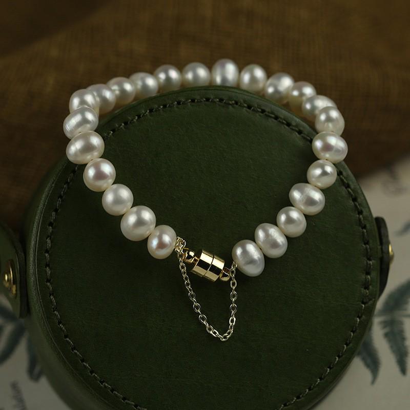 Freshwater Pearl Bee Bracelet: Elegant Light Luxury Versatile Bangle for Women.