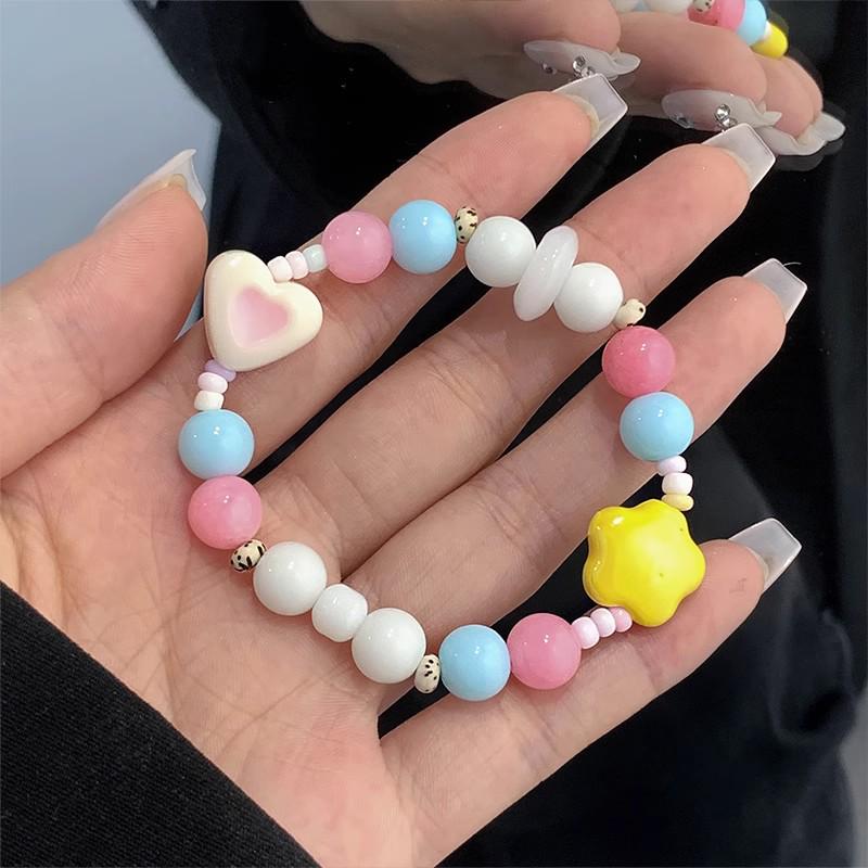 

Свежий летний браслет из бусин конфетных цветов с шармами в виде звезды и сердца – милый, нежный аксессуар для женщин и девушек