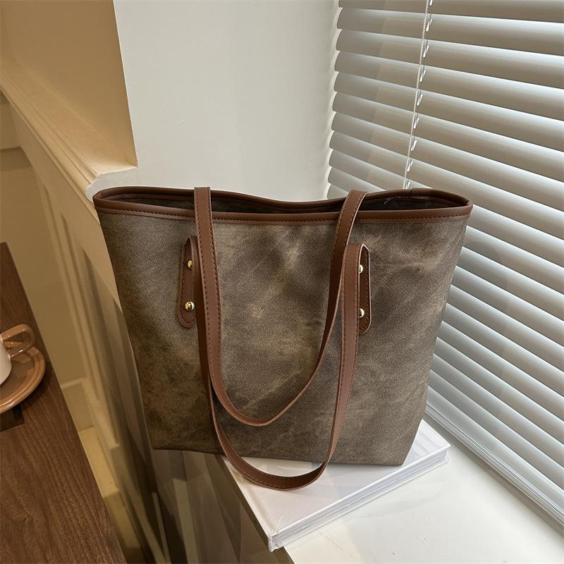 

Сумка большой вместимости женская модная нишевая сумка через плечо 2025 новая в иностранном стиле универсальная сумка-тоут для поездок на работу сумка для занятий коричневый