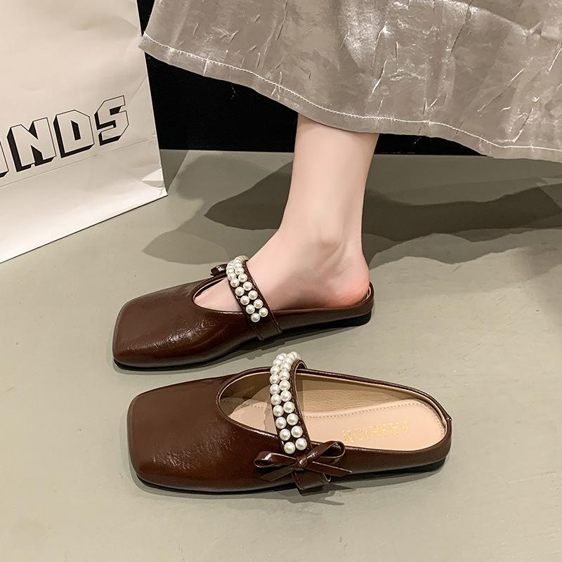 

Square head pearl belt flat bottom cool slippers women s outer wear summer 2025 new light mouth fashion soft bottom bag head half slippers 40 коричневый