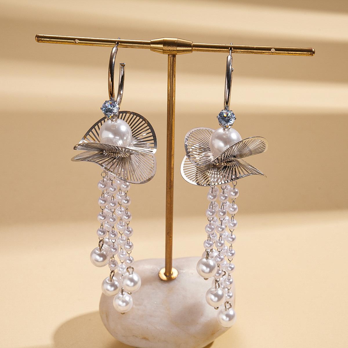 Zircon imitation pearl hollow lotus leaf C-shaped fringed silver needle earrings fashion sense earrings