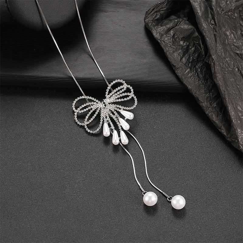 Luxury Non-Fading Korean Fashion Sweater Necklace: Autumn/Winter Women's Niche Design Pendant
