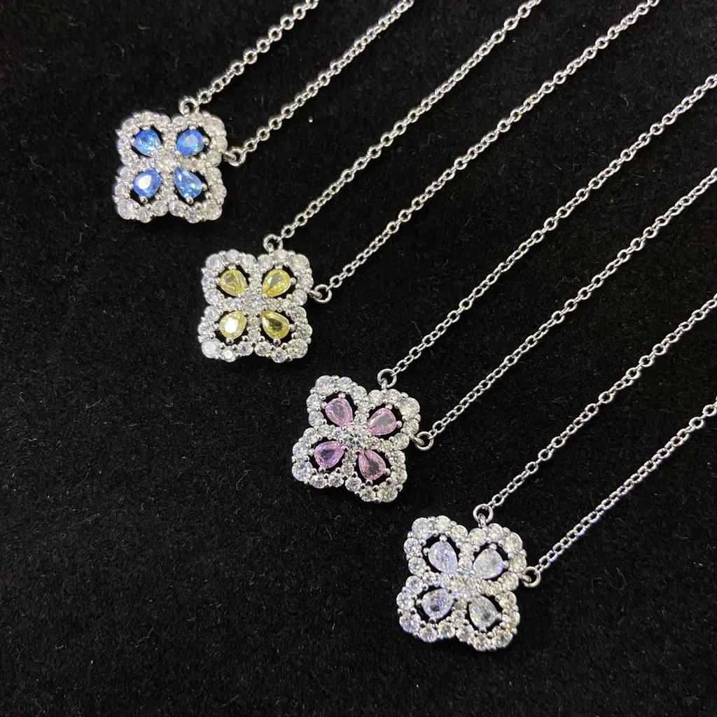 Luxuriöse Nischen-Blumen-Design Kleeblatt-Halskette für Damen – Diamantbesetzter Schlüsselbein-Anhänger