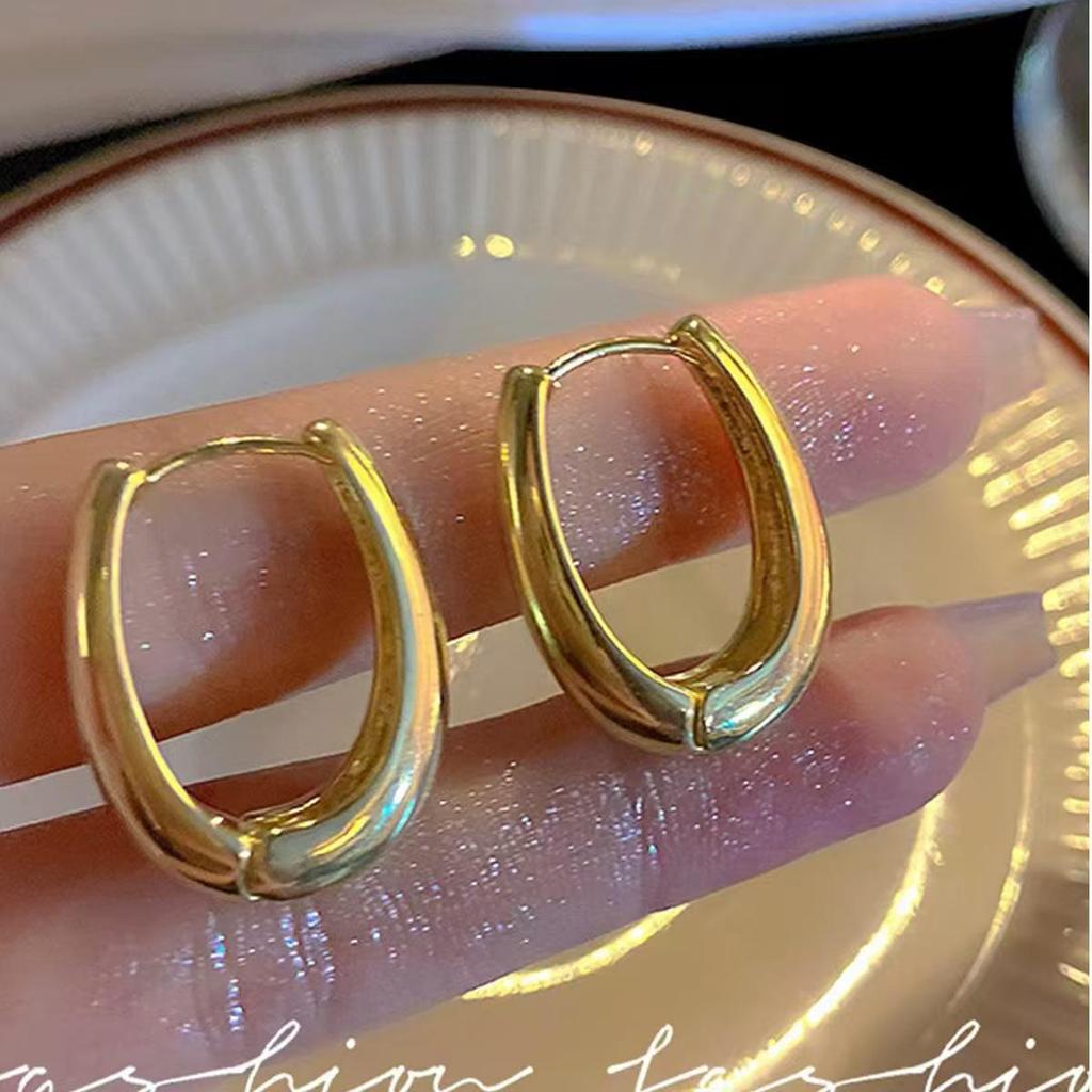 Elegant Women's Geometric Circle Clip-on Earrings – Simple, Stylish, and Luxurious