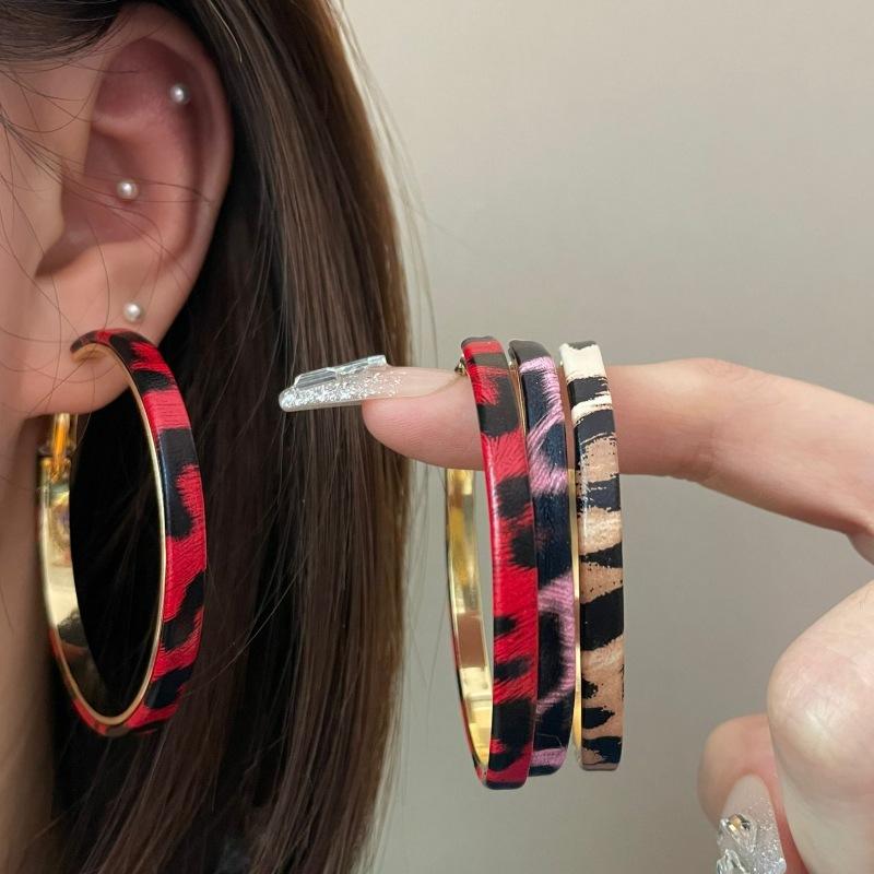 Exaggerated Retro Leopard Print PU Leather Metal Loop Earrings For Women Party and Daily Wearing Fashion Jewelry