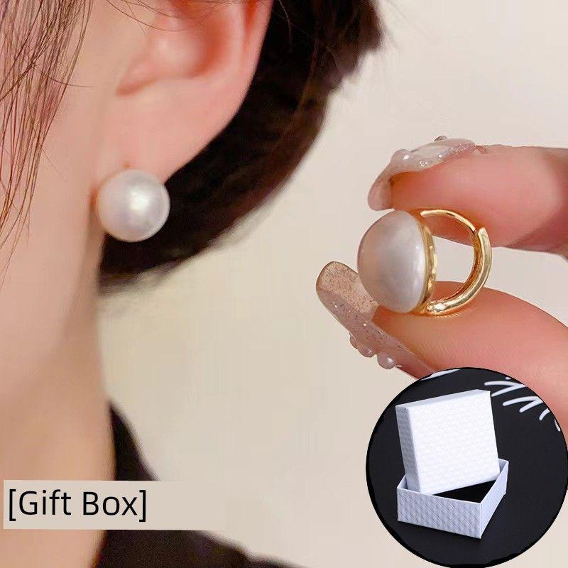 

925 Sterling round Pearl Ear Buckle Women French style Niche Design Ins High Sense Earrings Graceful Ear Studs Earrings A pair of white round pearl earrings [gift box]]