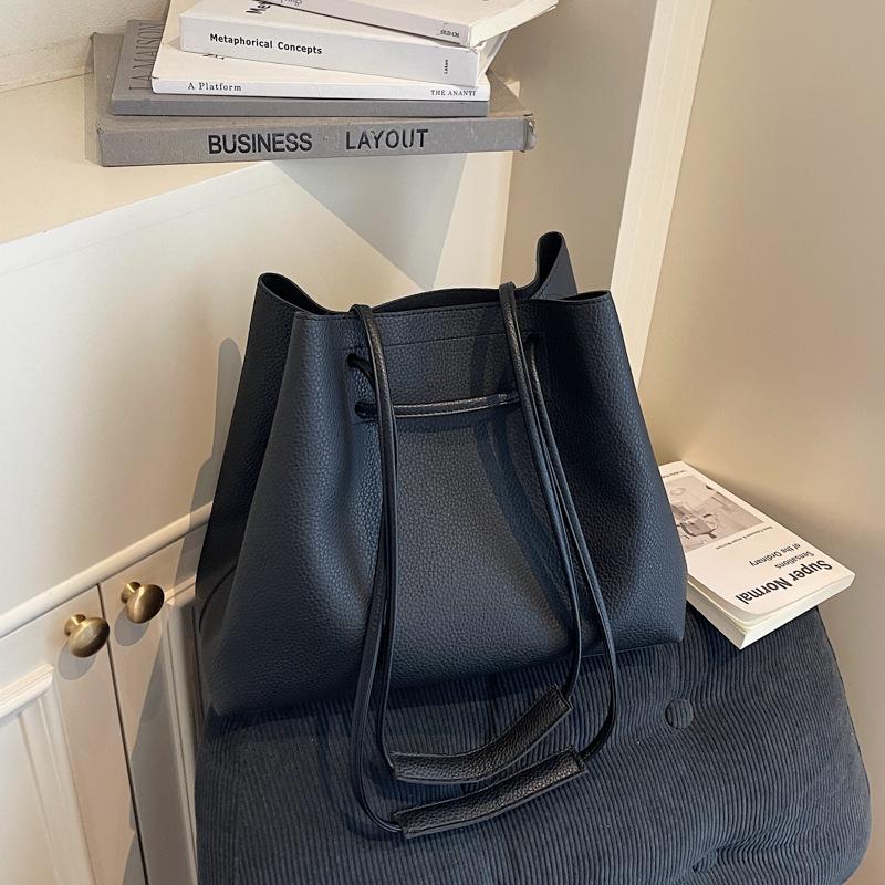 

Elegant Retro Women s Large Tote Bag - 2025 Autumn/Winter Collection чёрный