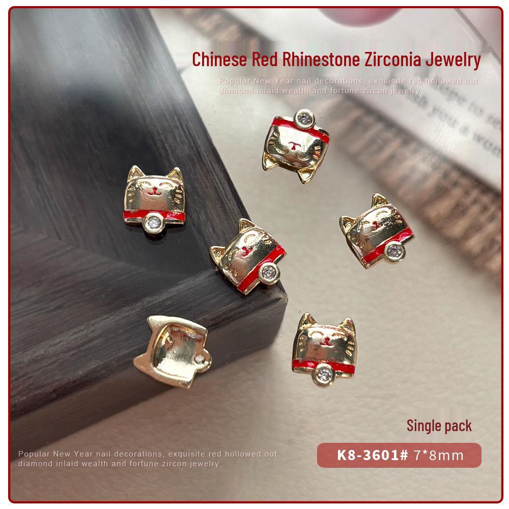 Новогодний дизайн ногтей с цирконами 2026: Праздничный Красный Узел, Иероглиф Фу, Золотая Рыбка, Монета и Стразы