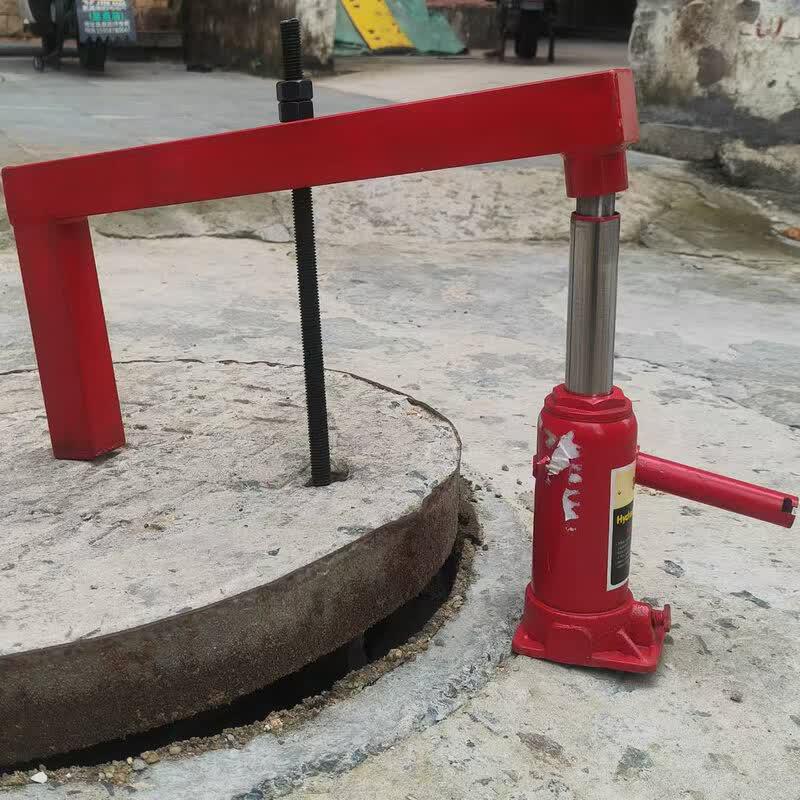 Robustní nástroj na otevírání poklopů