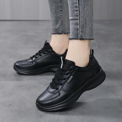 Zapatos deportivos de otoño antideslizantes de cuero negro impermeable para mujer con suela gruesa cómoda para la cocina y el trabajo