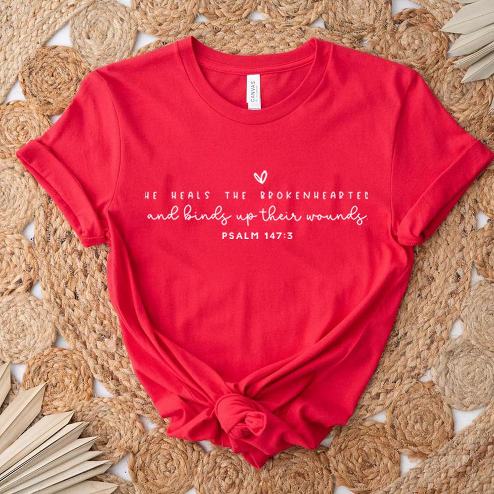 Lui guarisce i cuori spezzati Tshirt Maglietta per il dolore Maglietta cristiana Maglietta di Gesù Maglietta ispiratrice Magliette grafiche unisex Vestiti estetici