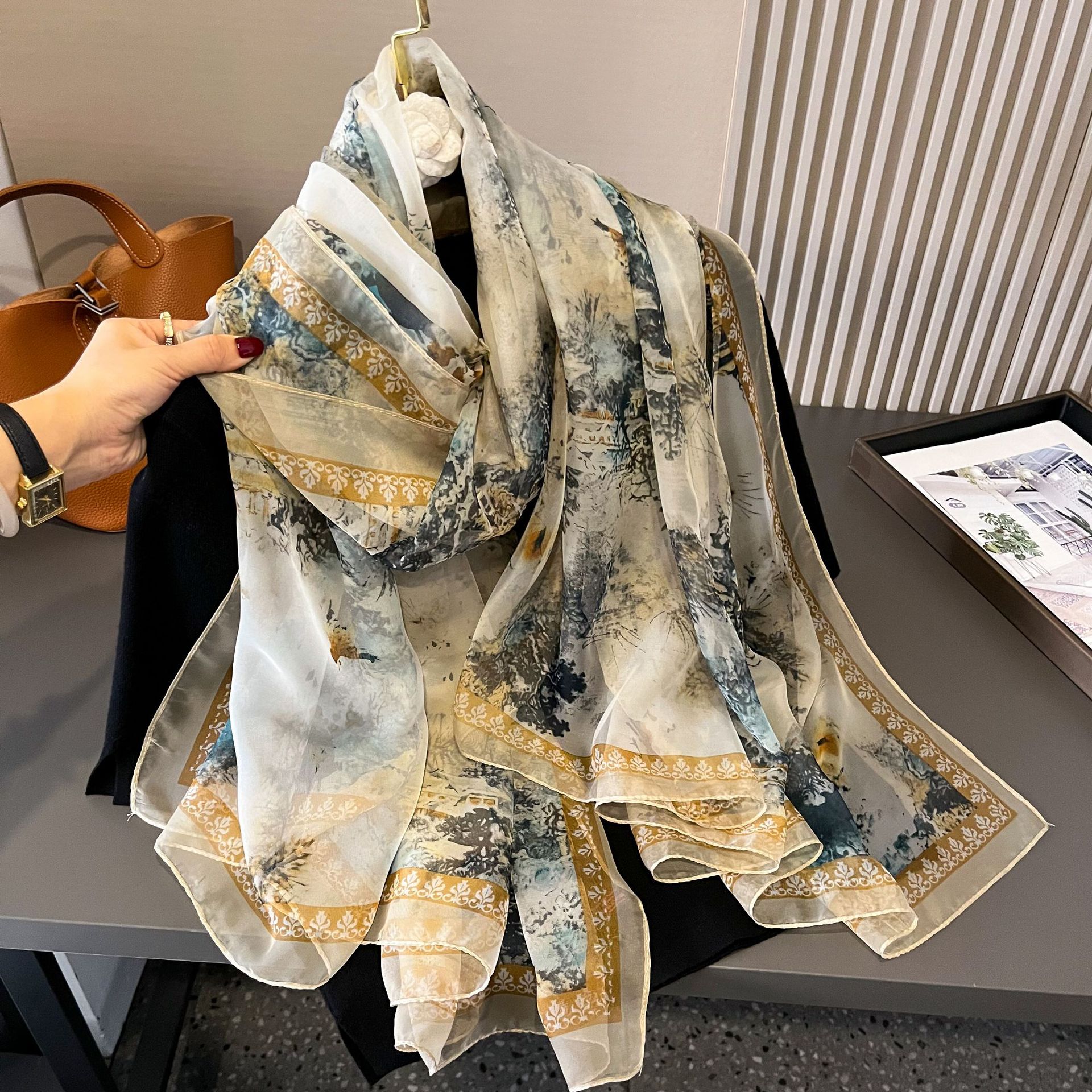 

Шарфы Four Seasons 135X180 см, модный дизайн, атласная отделка, шаль для женщин, популярный принт, теплый хиджаб, люксовый бренд, шелковый шарф Lrage